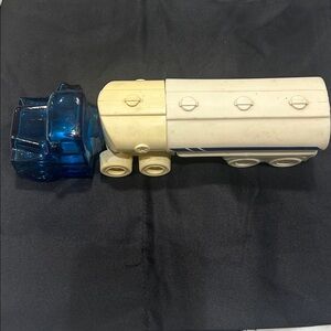 Vintage Avon big rig semi-truck wild country after shave bottle 1970’s glass